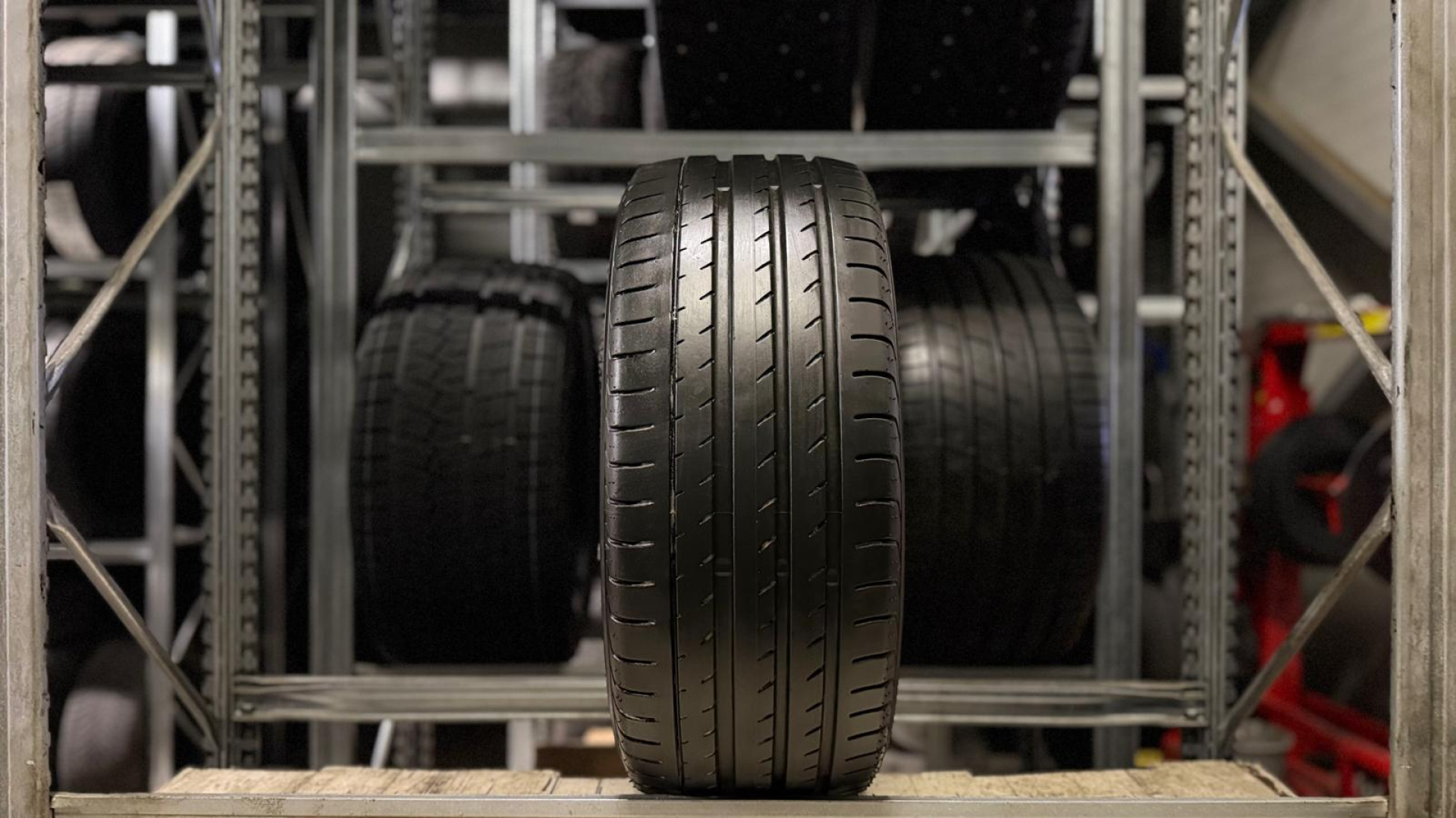 Yokohama ADVAN Sport V105 245/40R18 97 Y