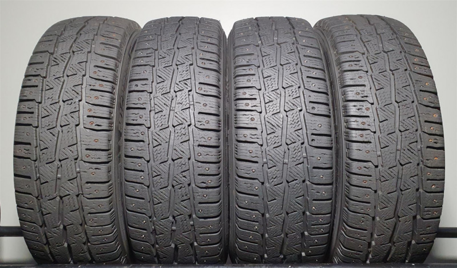 Michelin Agilis X-ice North 225/75R16C 121/120R Naast