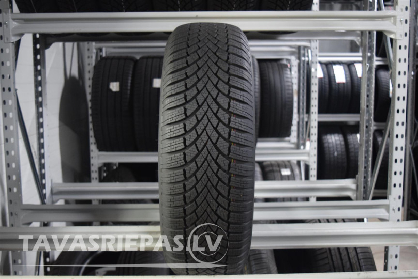 Bridgestone BLIZZAK LM005 215/65R17 103 H Ламельные шины