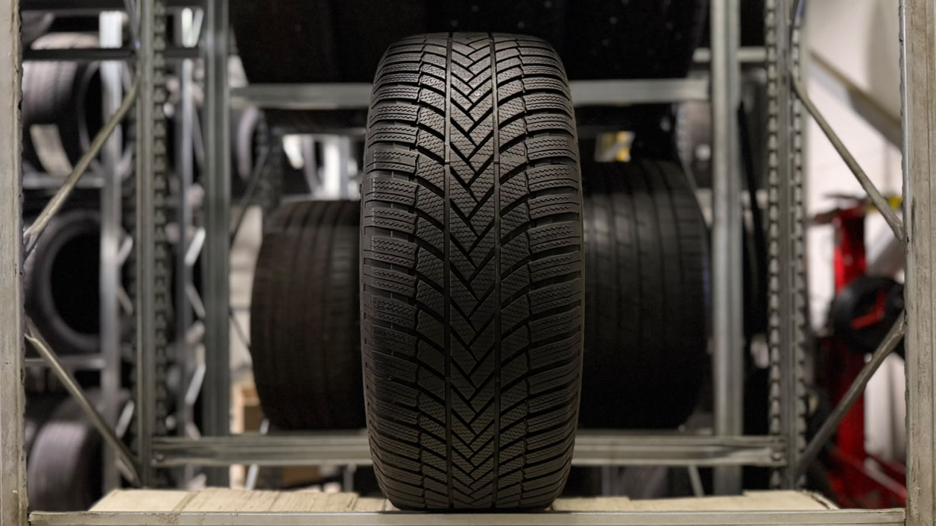 Bridgestone BLIZZAK LM005 225/45R17 94 H Ламельные шины