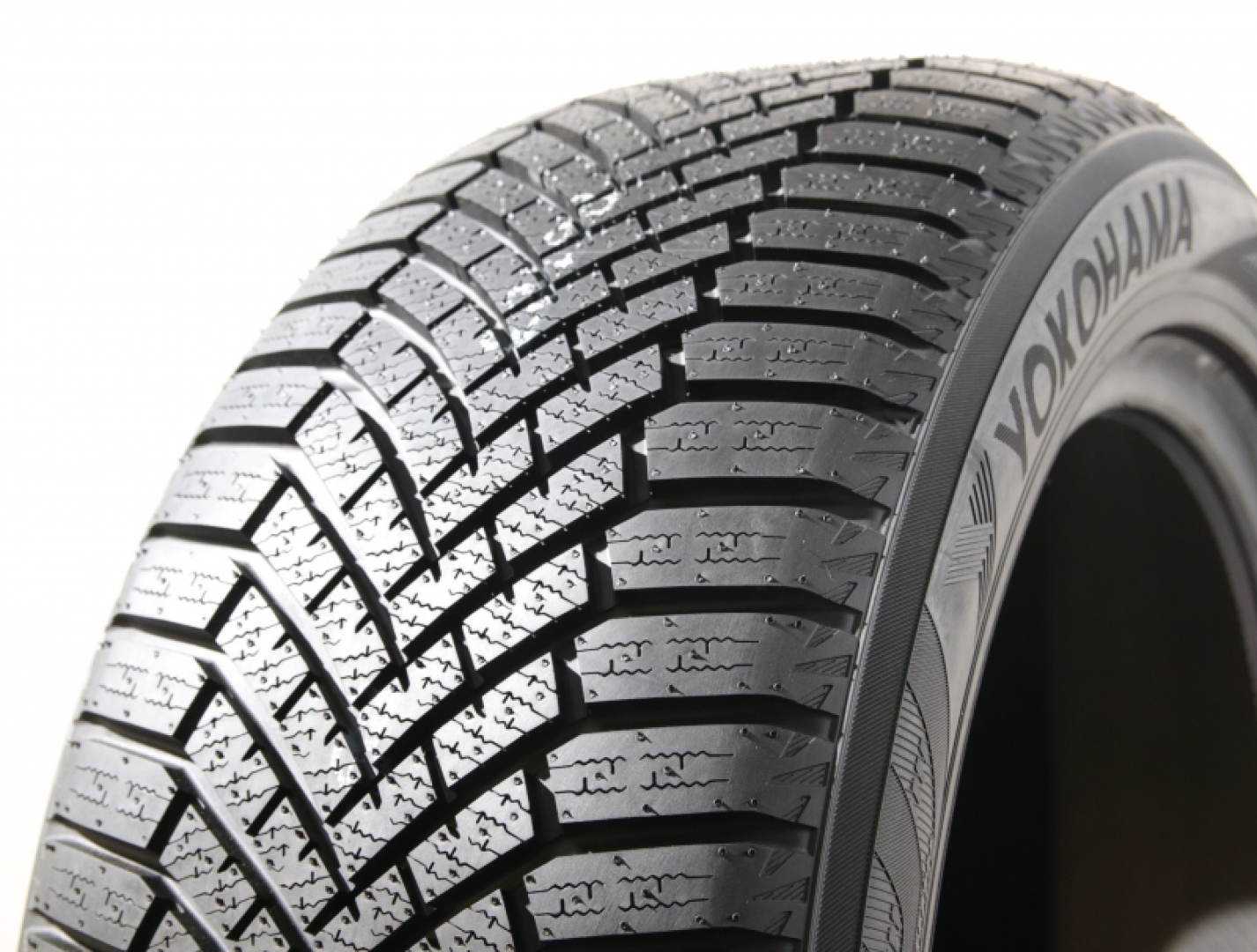 Yokohama BluEarth V906 SUV 235/65R18 110 H Lamellrehvid