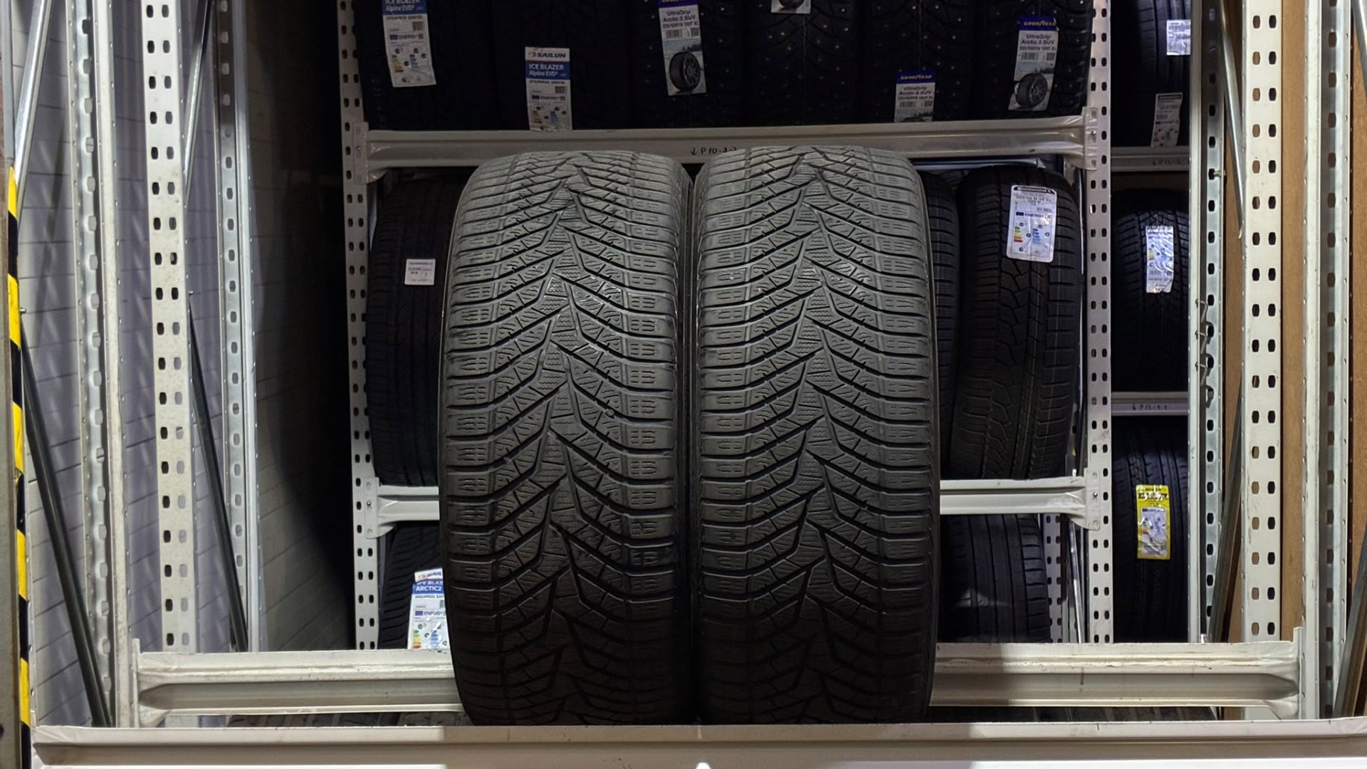 Yokohama BluEarth Winter V905 255/45R19 104 V Ламельные шины