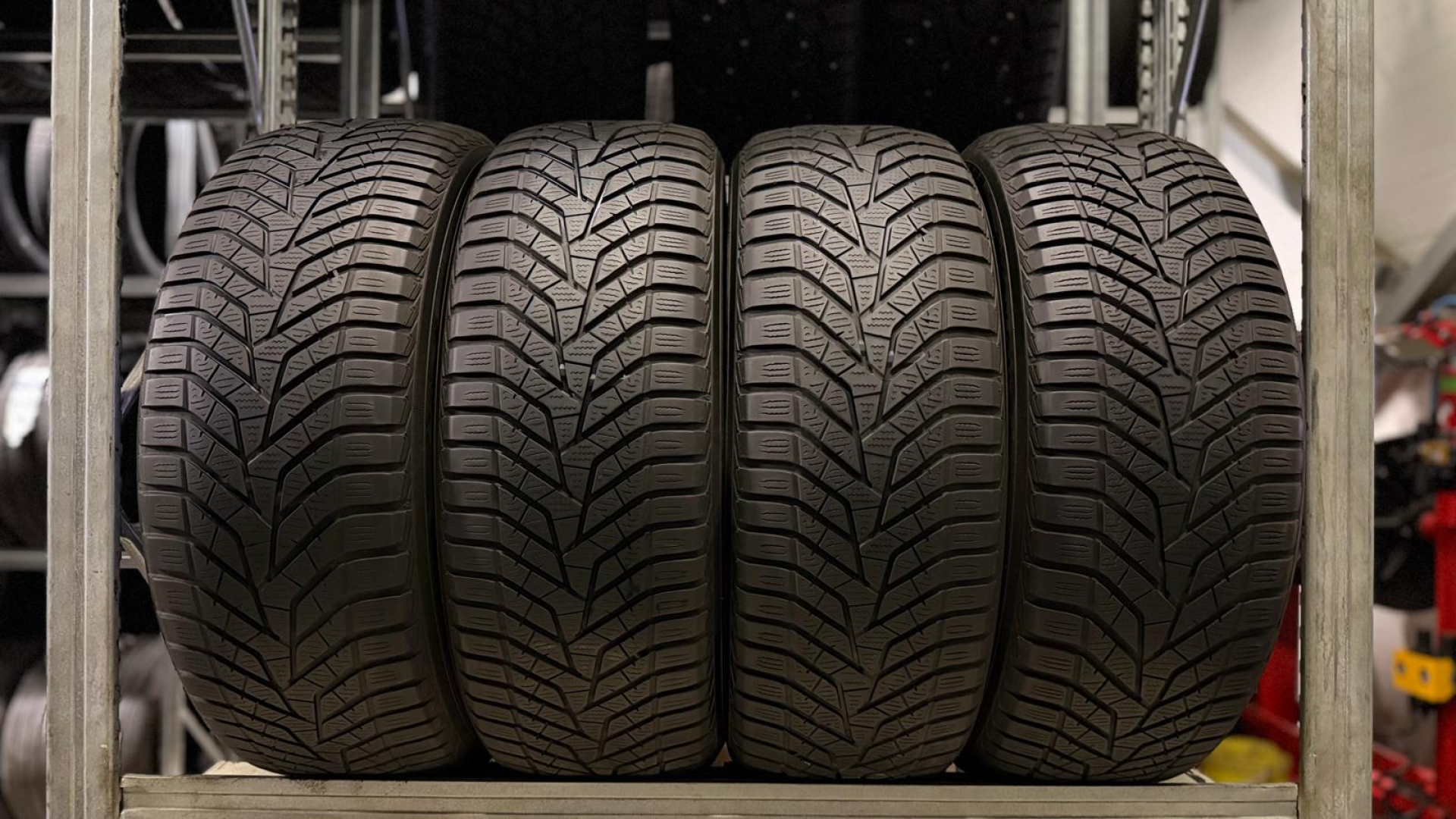 Yokohama BluEarth Winter V905 235/55R19 105 V Friction tires