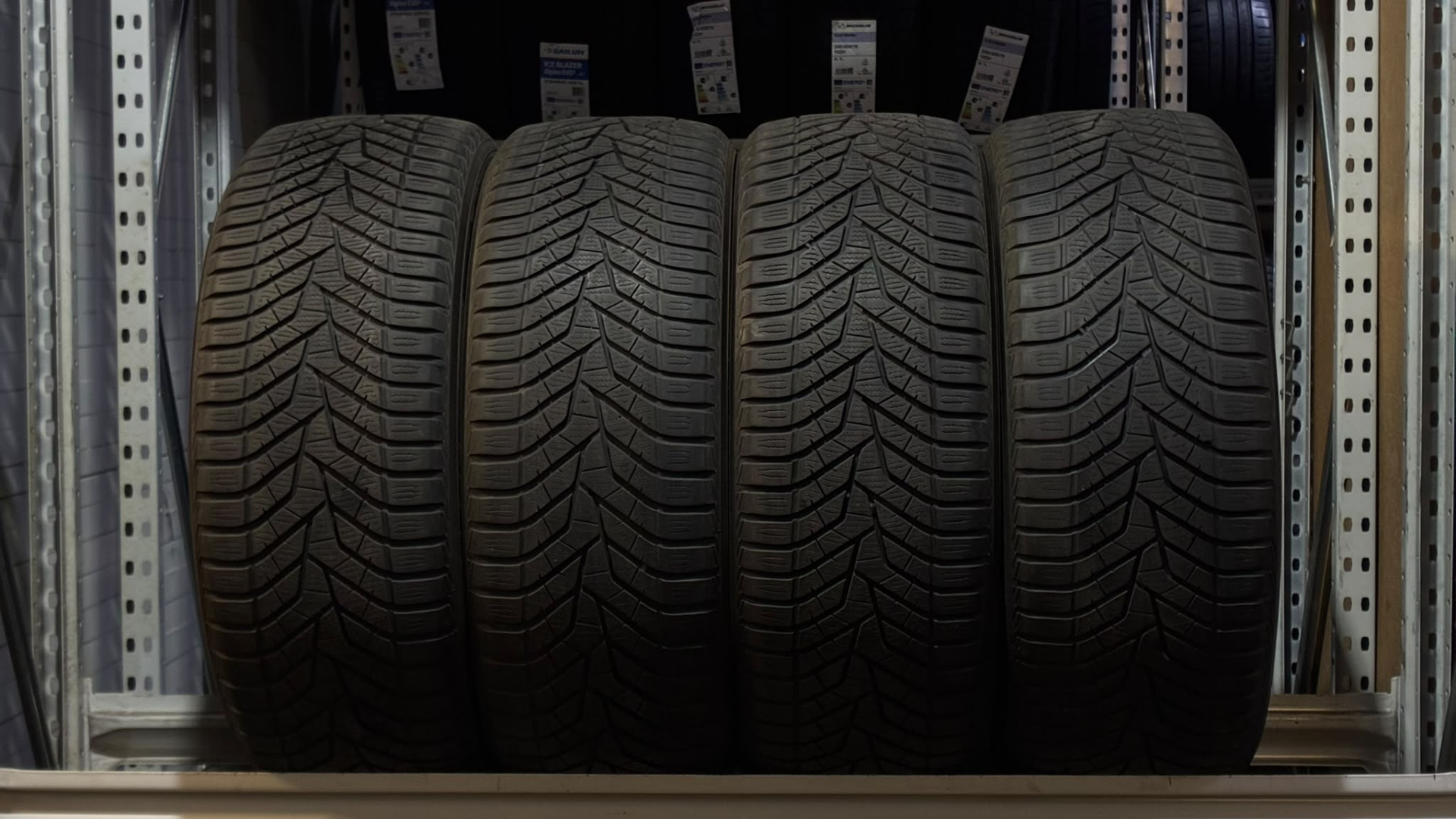 Yokohama BluEarth Winter V905 235/50R19 103 V Ламельные шины