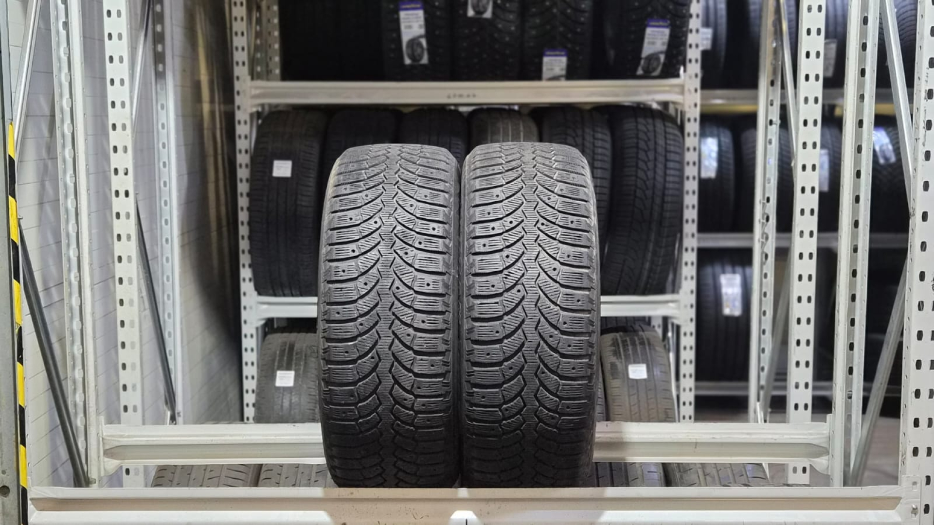 Bridgestone Blizzak Spike 01 215/55R17 98 T Friction tires