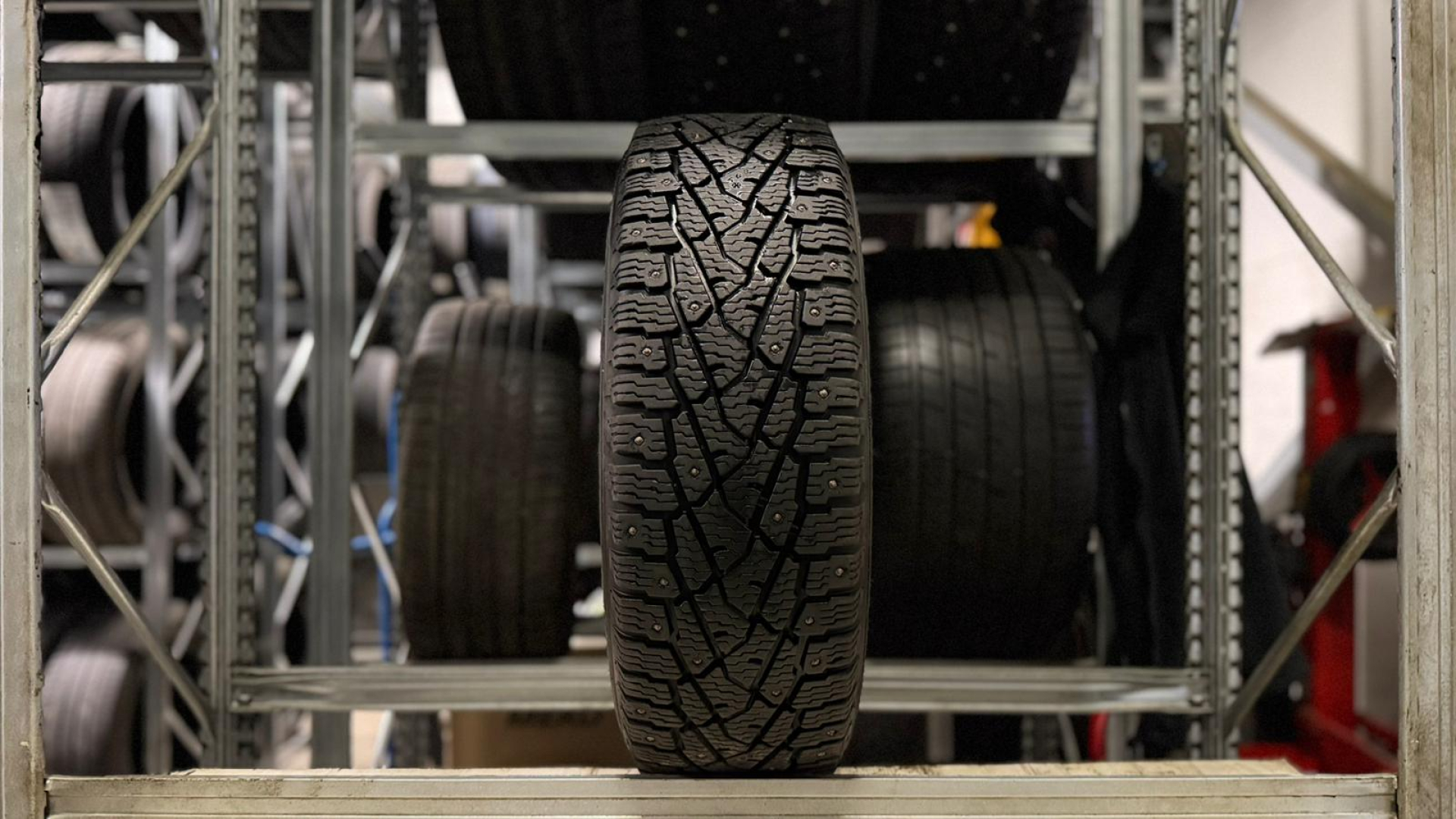Nokian Hakkapeliitta C3 235/65R16C 121/119R Studded