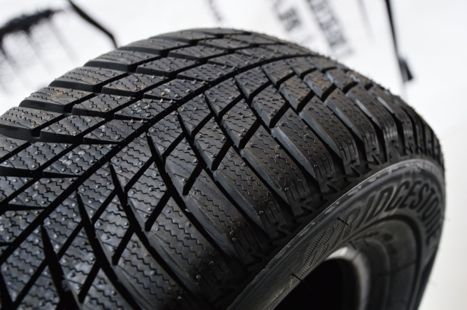 Bridgestone LM001 (DOT2019) 215/65R17 99 H Lamellrehvid