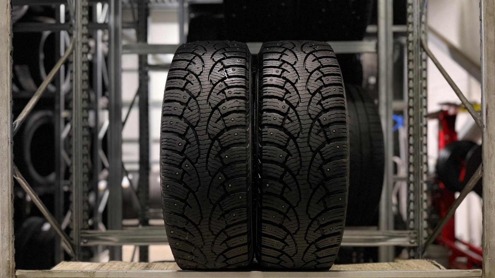 Bridgestone Noranza 001 van 205/65R16C 107/105 R Studded tires