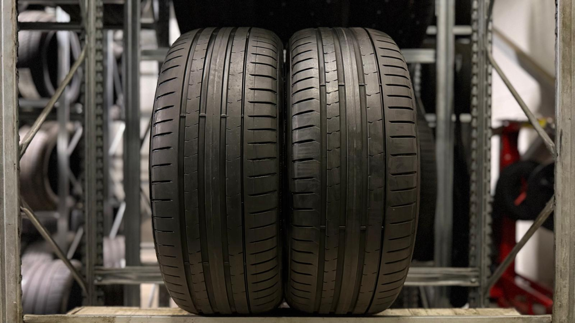 Pirelli P ZERO (PZ4) 235/55R18 100 V VOL Suverehvid