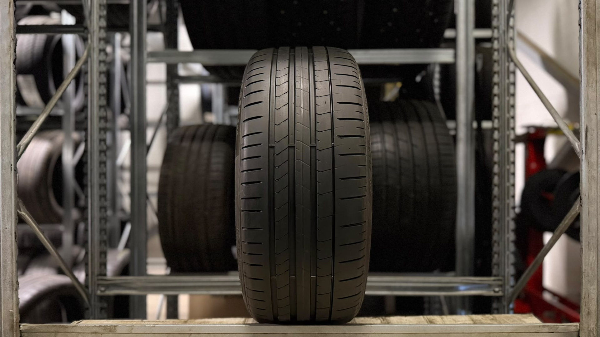 Pirelli P ZERO (PZ4) 245/40R20 99 W