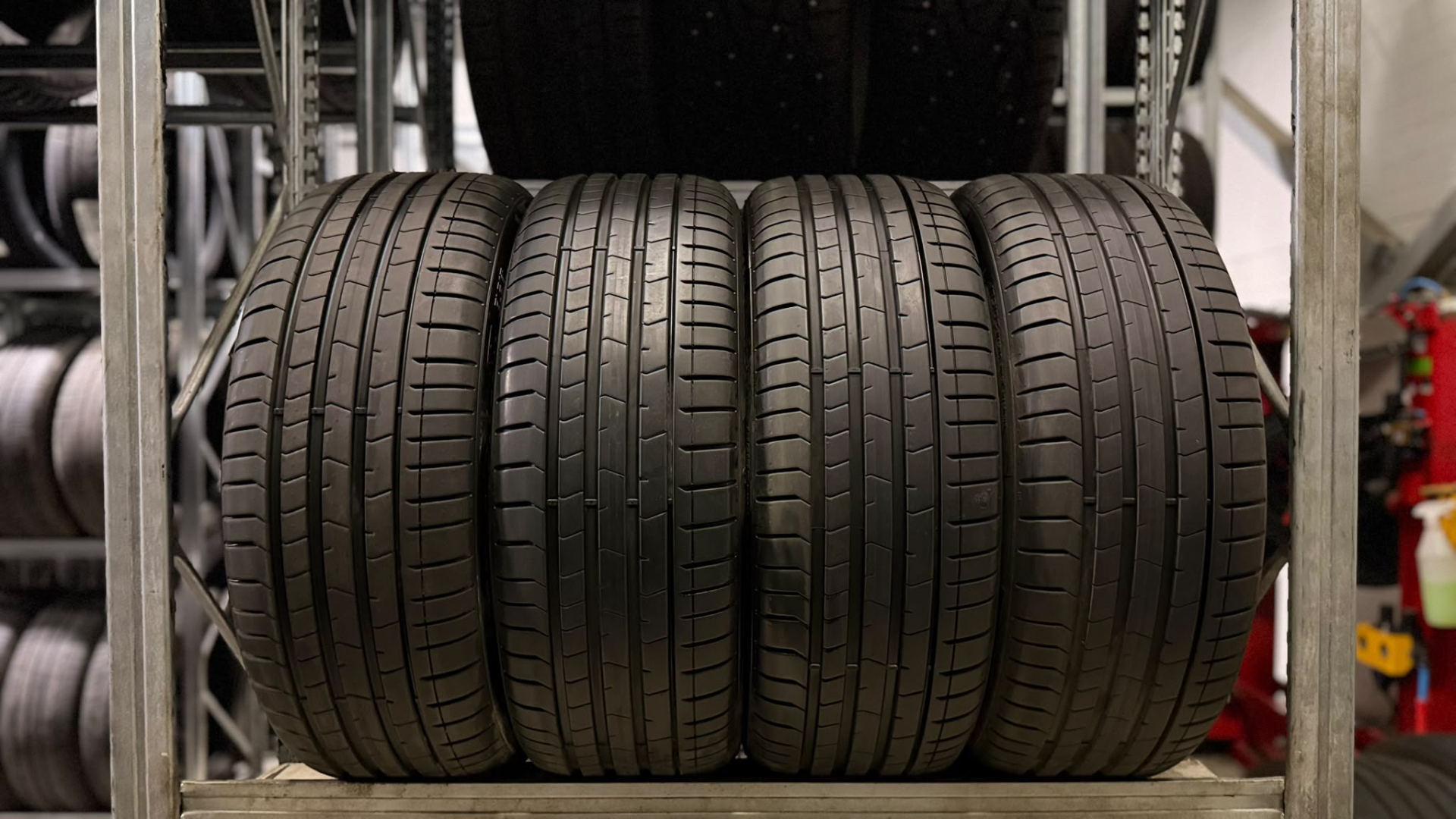 Pirelli P ZERO (PZ4) 235/45R20 100 V VOL