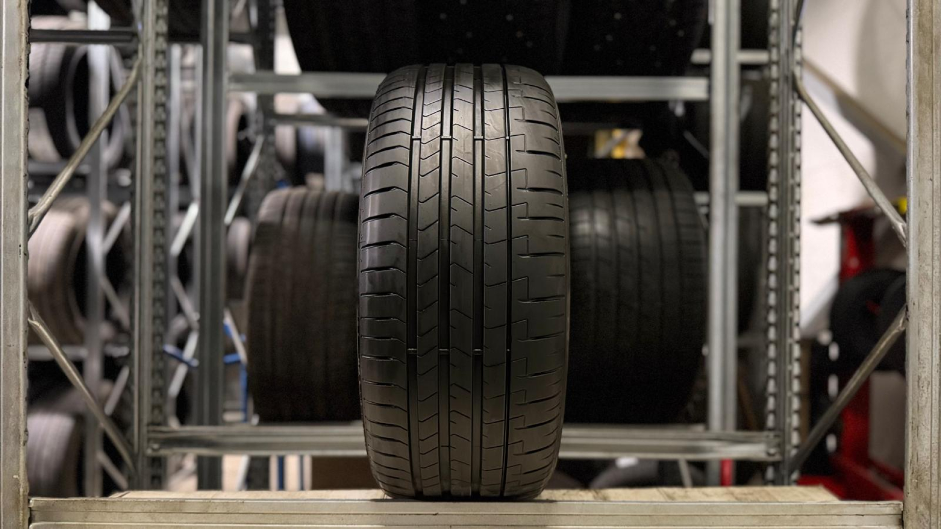 Pirelli P ZERO (PZ4) 225/40R19 93 W M0