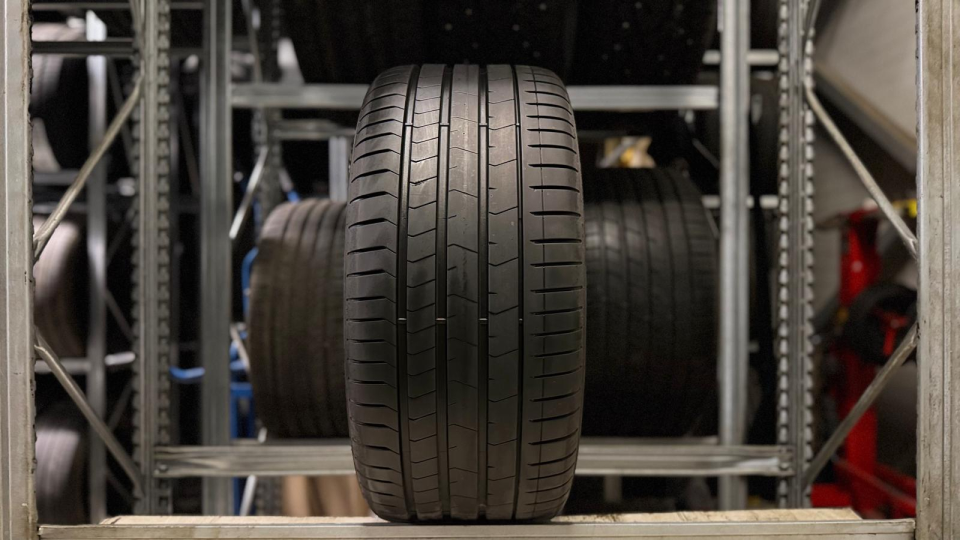 Pirelli P ZERO (PZ4) 275/35R20 102 Y *