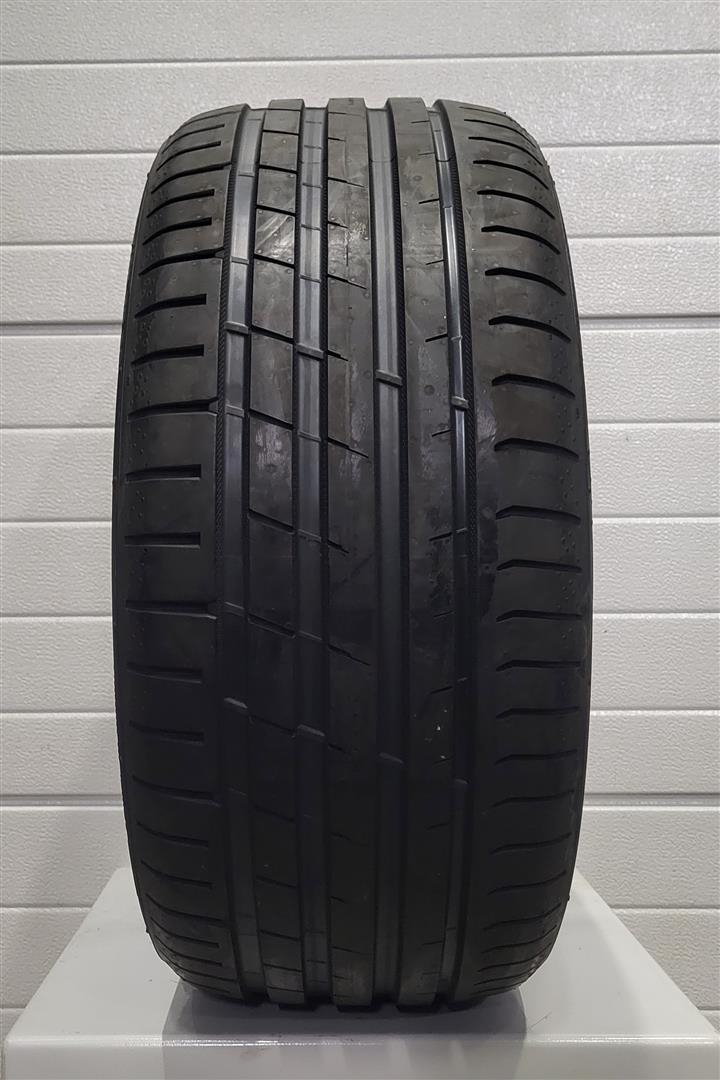 Nokian POWERPROOF 245/35R20 95 Y Summer tires