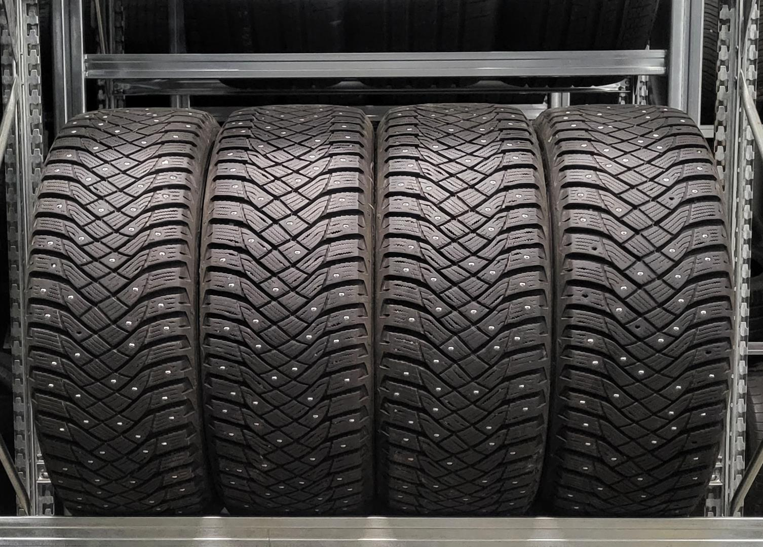 Goodyear Ultra Grip Arctic 2 215/65R17 103 T Studded tires
