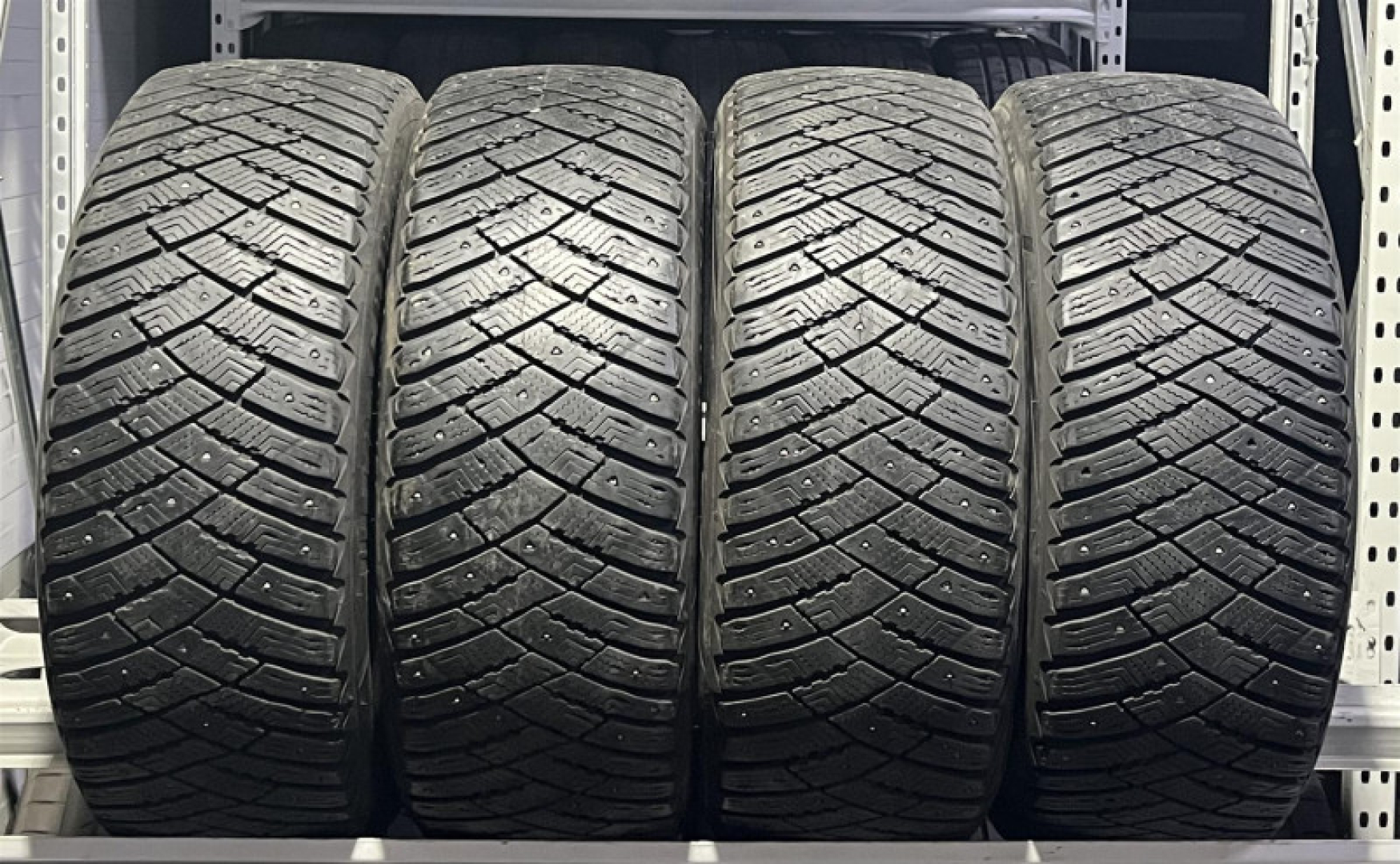 Goodyear Ultra Grip Ice Arctic 4X4 235/60R18 107 T Studded tires