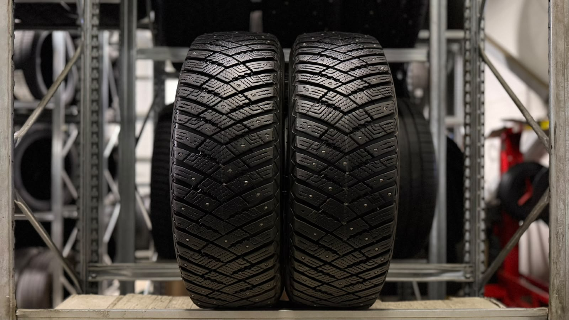 Goodyear Ultra Grip Ice Arctic SUV 4x4 215/65R17 99 T Studded tires