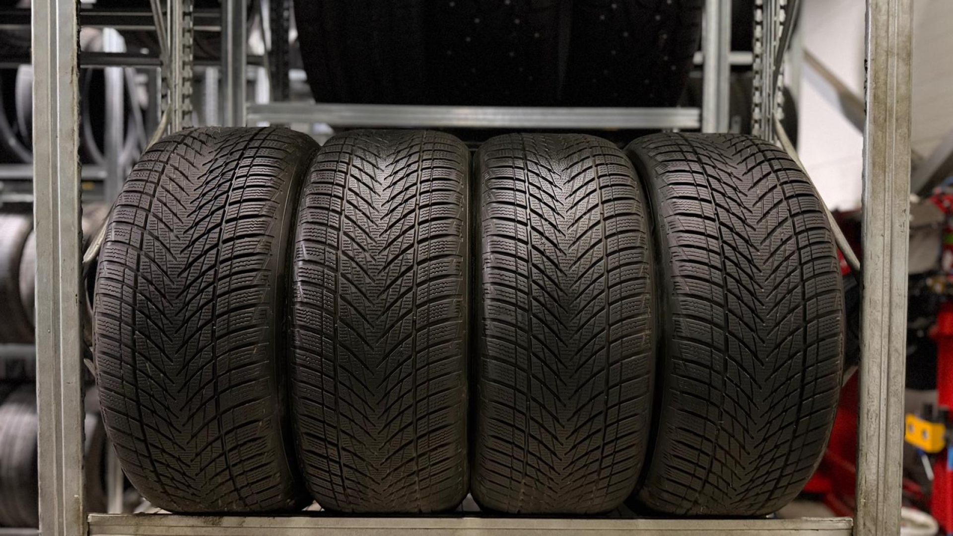 Goodyear UltraGrip Performance 3 245/45R18 100 V