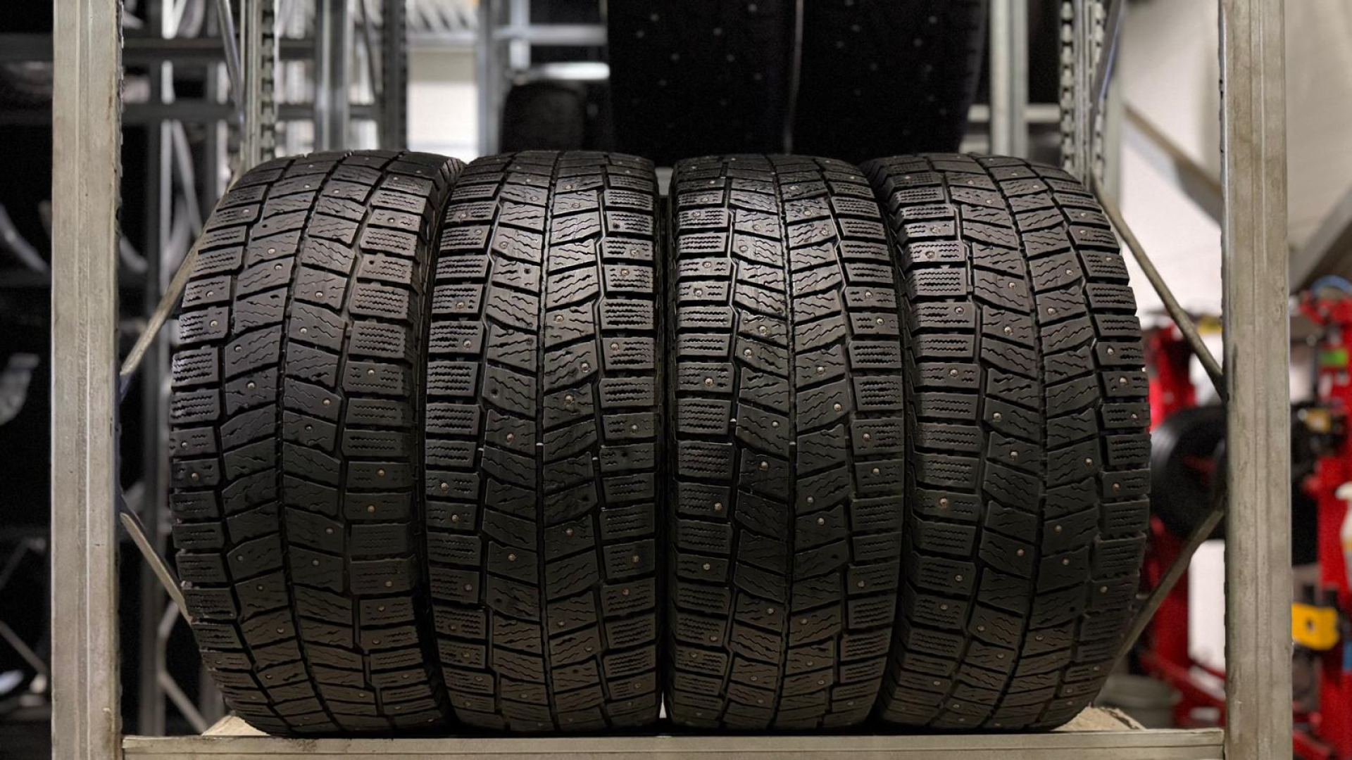 Continental Van Contact Ice 235/65R16C 121/119 N Studded tires