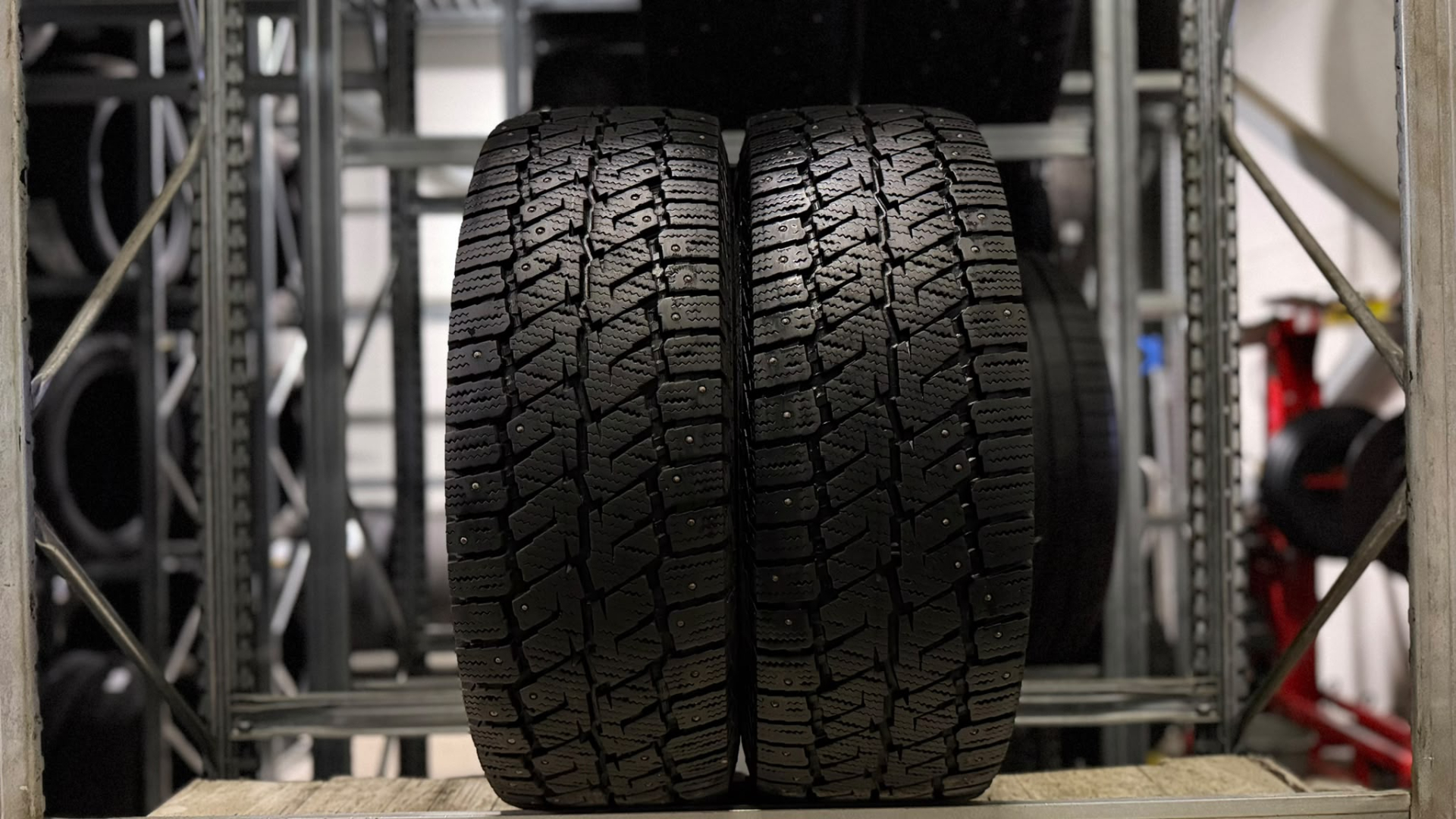 Continental Vanco Ice Contact 225/70R15C 112/110 R Naastrehvid
