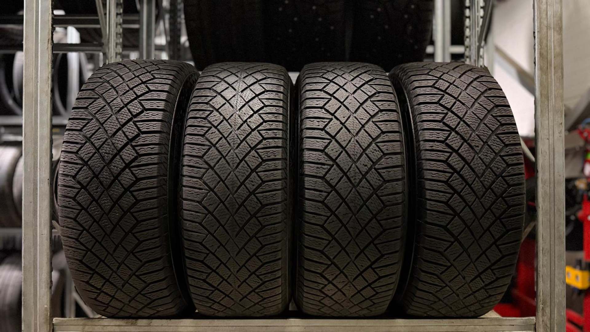Continental VikingContact 7 235/60R17 106 T Friction tires