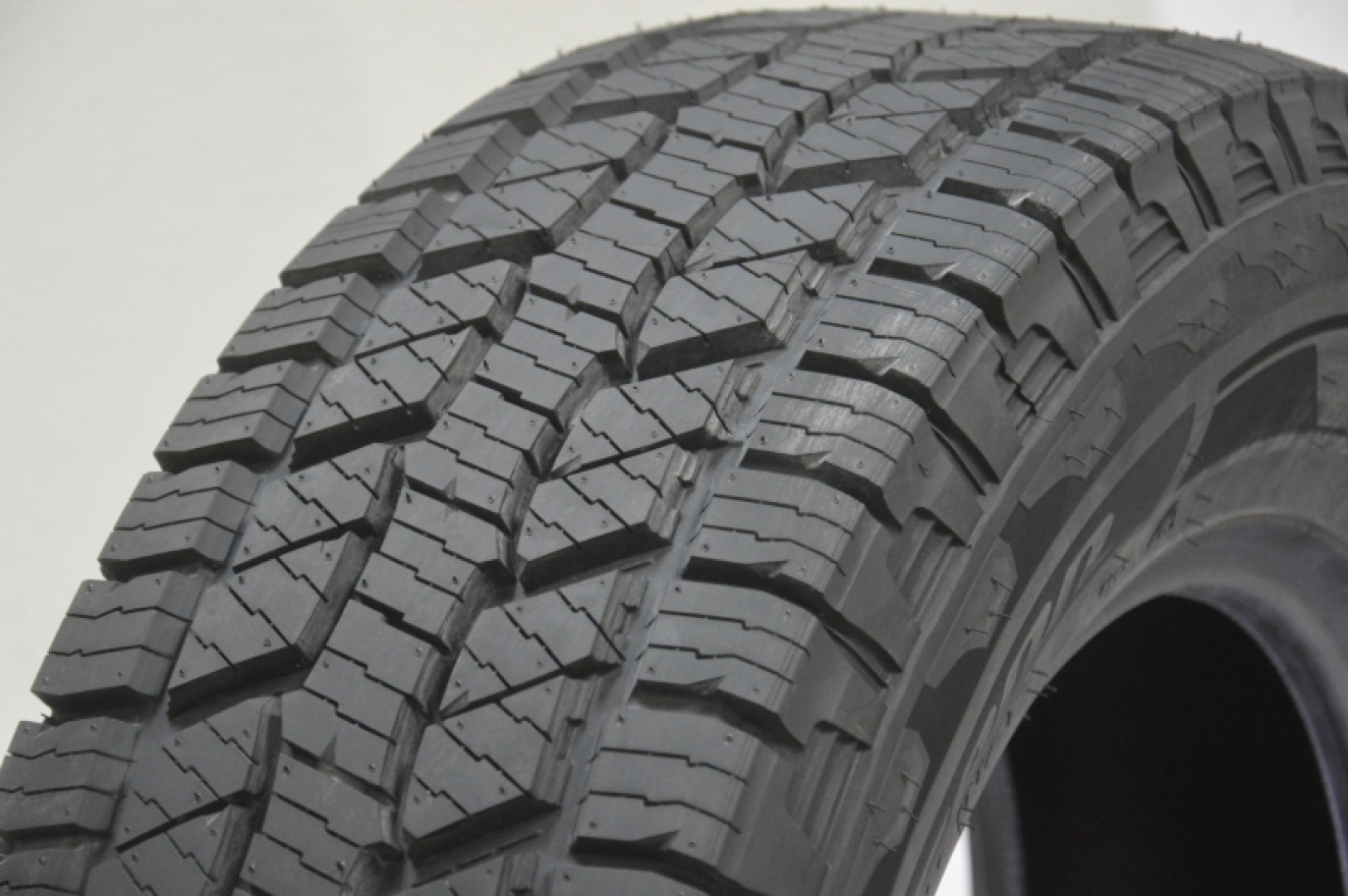 Laufenn X Fit AT LC01 235/70R16 106 T FR, 3PMSF, M+S Всесезонные шины