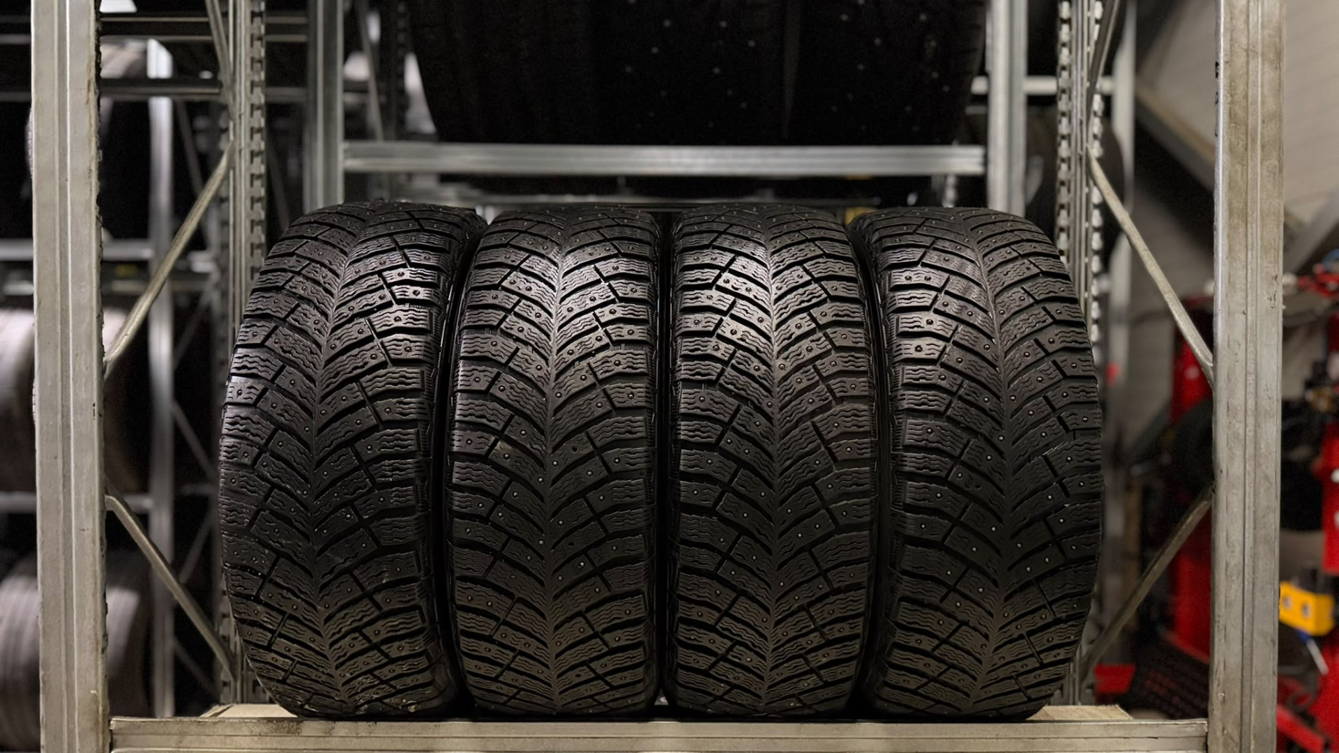 Michelin X-Ice North 4 205/55R16 94T Naast