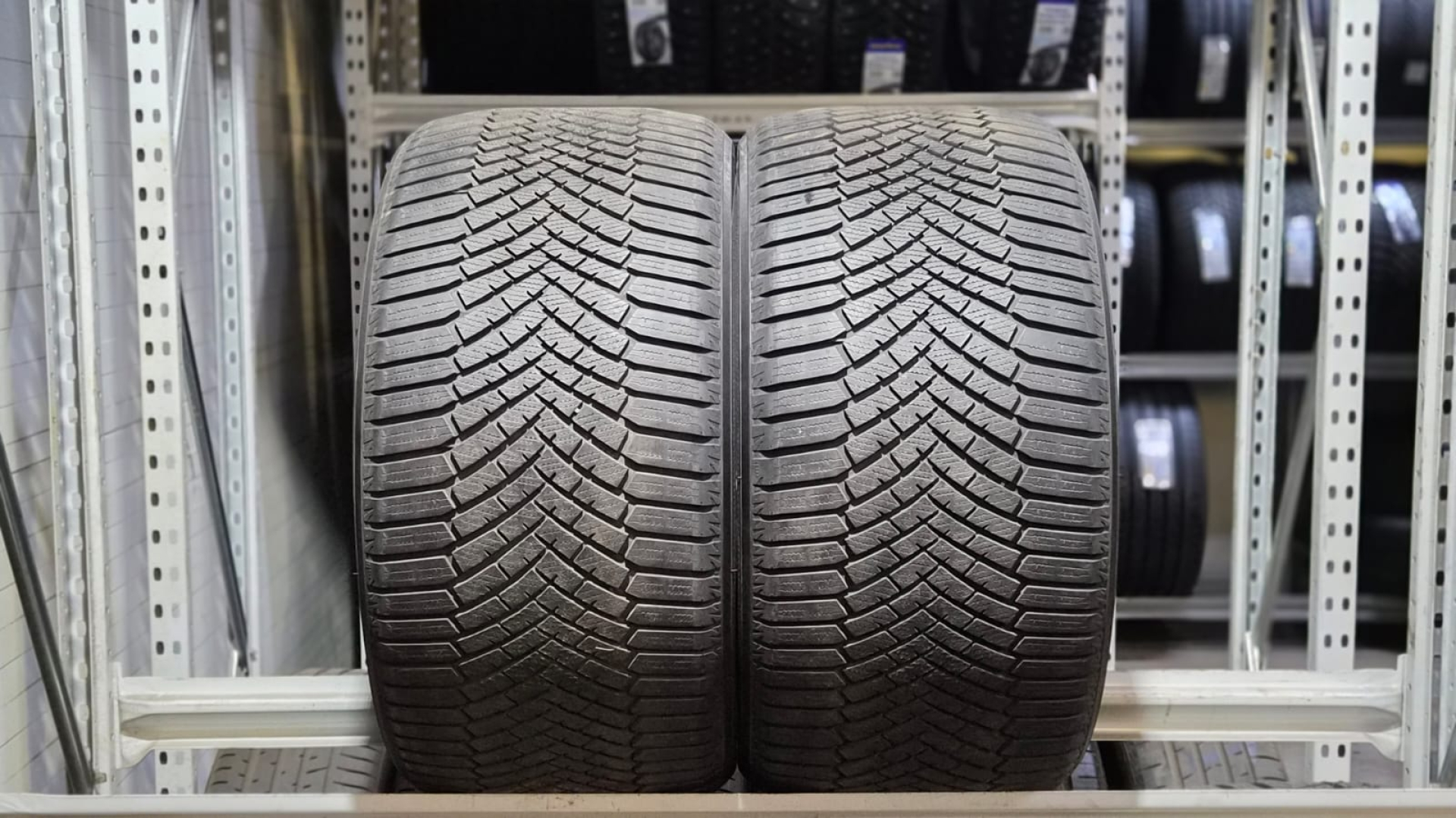 Yokohama BLUEARTH WINTER V906 315/30R21 105 W Ламельные шины